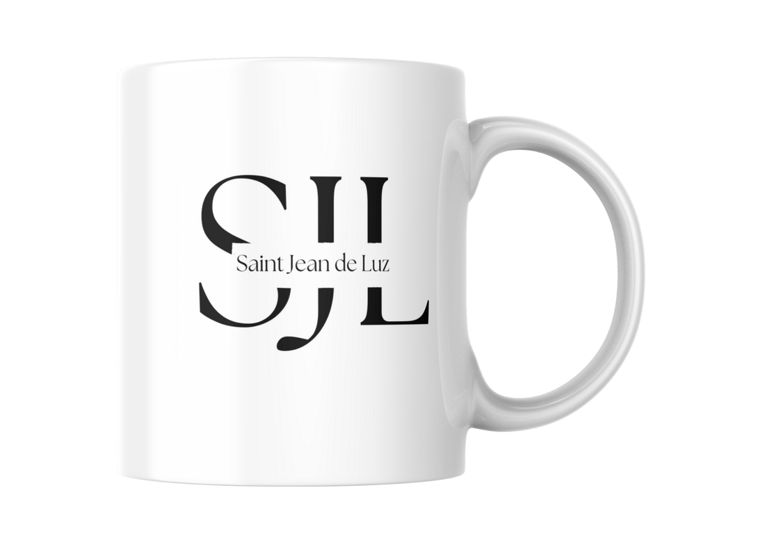 SJL dans la peau (et dans la main) : Pourquoi ce mug est le seul que vous ne partagez pas.
